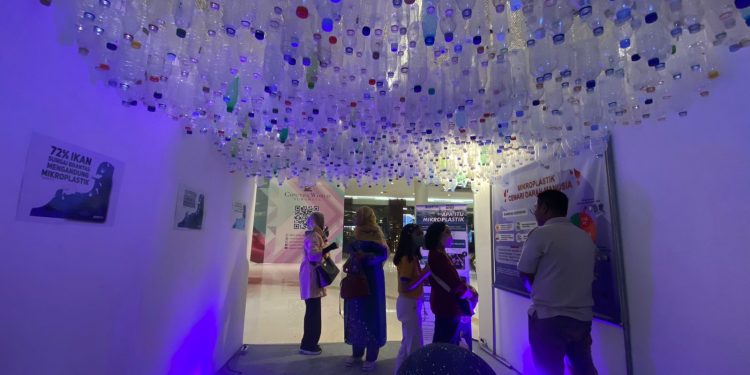 Ecoton Bikin Terowongan 3370 Botol Plastik, Ajak Masyarakat Surabaya Melek Mikroplastik